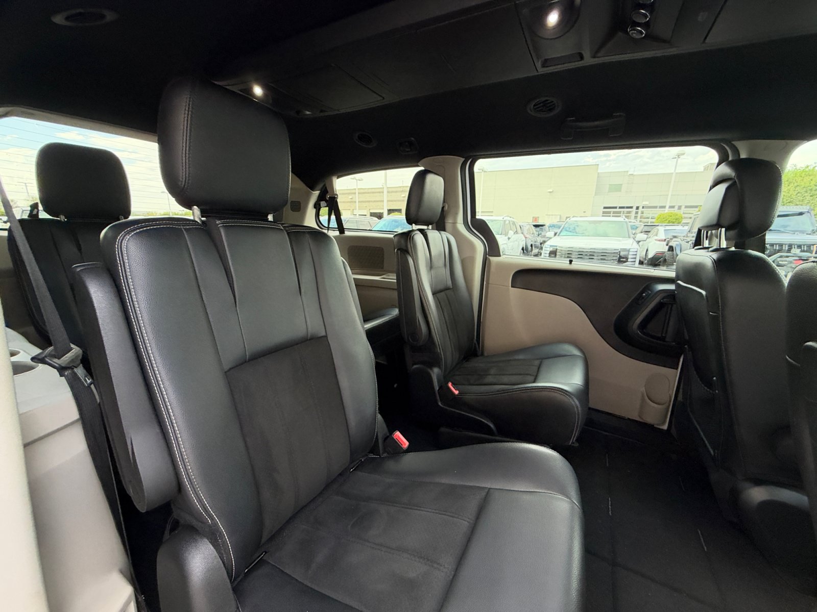 Used 2019 Dodge Grand Caravan SXT w/ Driver Convenience Group FWD image 18