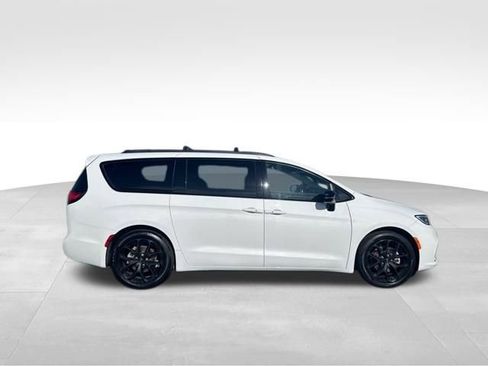 Used 2025 Chrysler Pacifica Limited image 7