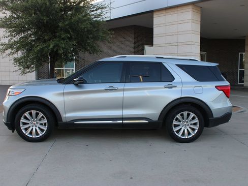 Used 2020 Ford Explorer Limited RWD image 3