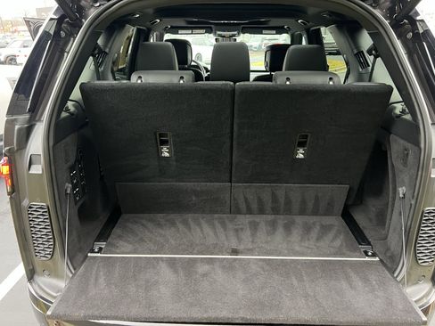 Certified 2024 Land Rover Discovery Metropolitan Edition image 38