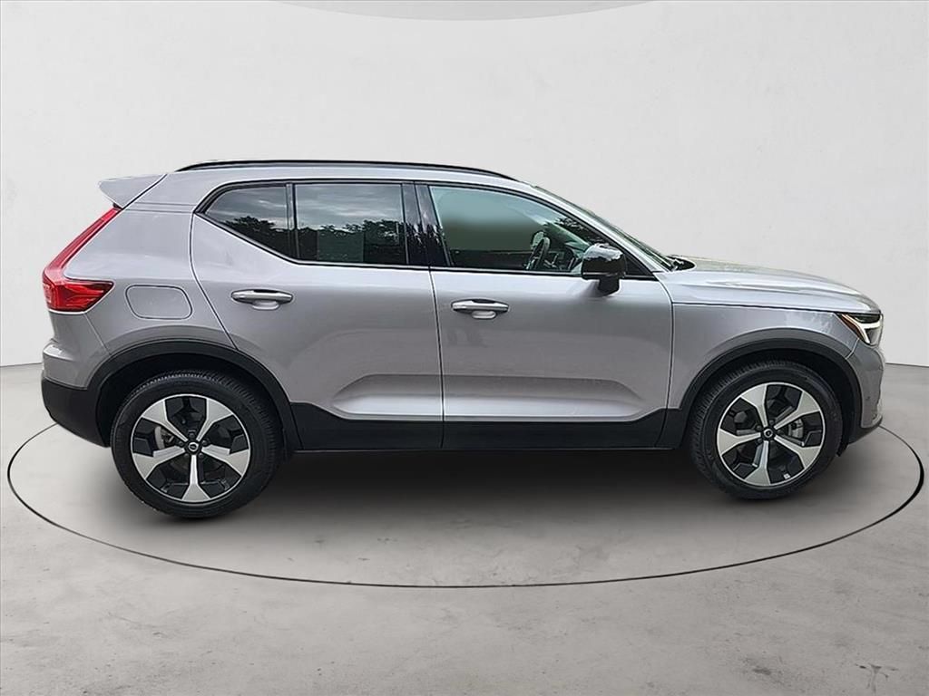 Certified 2026 Volvo XC40 B5 Plus AWD/4WD image 6