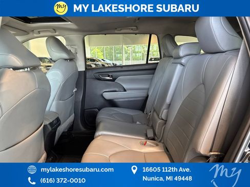Used 2020 Toyota Highlander XLE AWD/4WD image 25