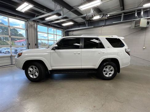 Used 2018 Toyota 4Runner SR5 RWD image 2