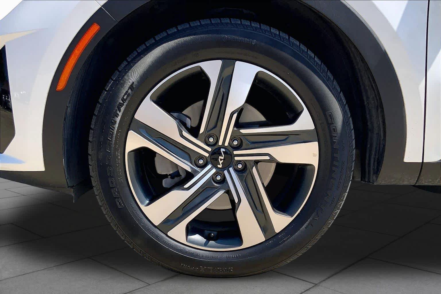 Used 2024 Kia Sorento EX AWD/4WD image 11