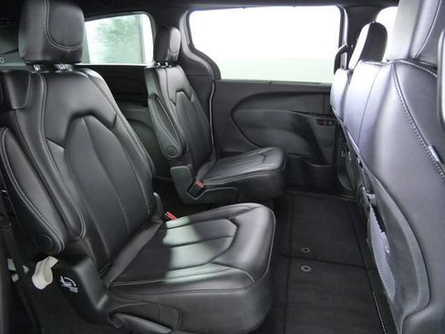 Used 2025 Chrysler Pacifica Select FWD image 16
