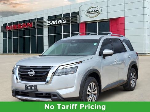 Used 2025 Nissan Pathfinder SL FWD image 2