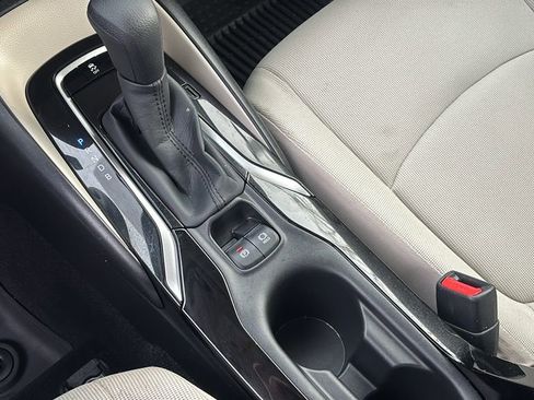 Used 2021 Toyota Corolla LE image 21