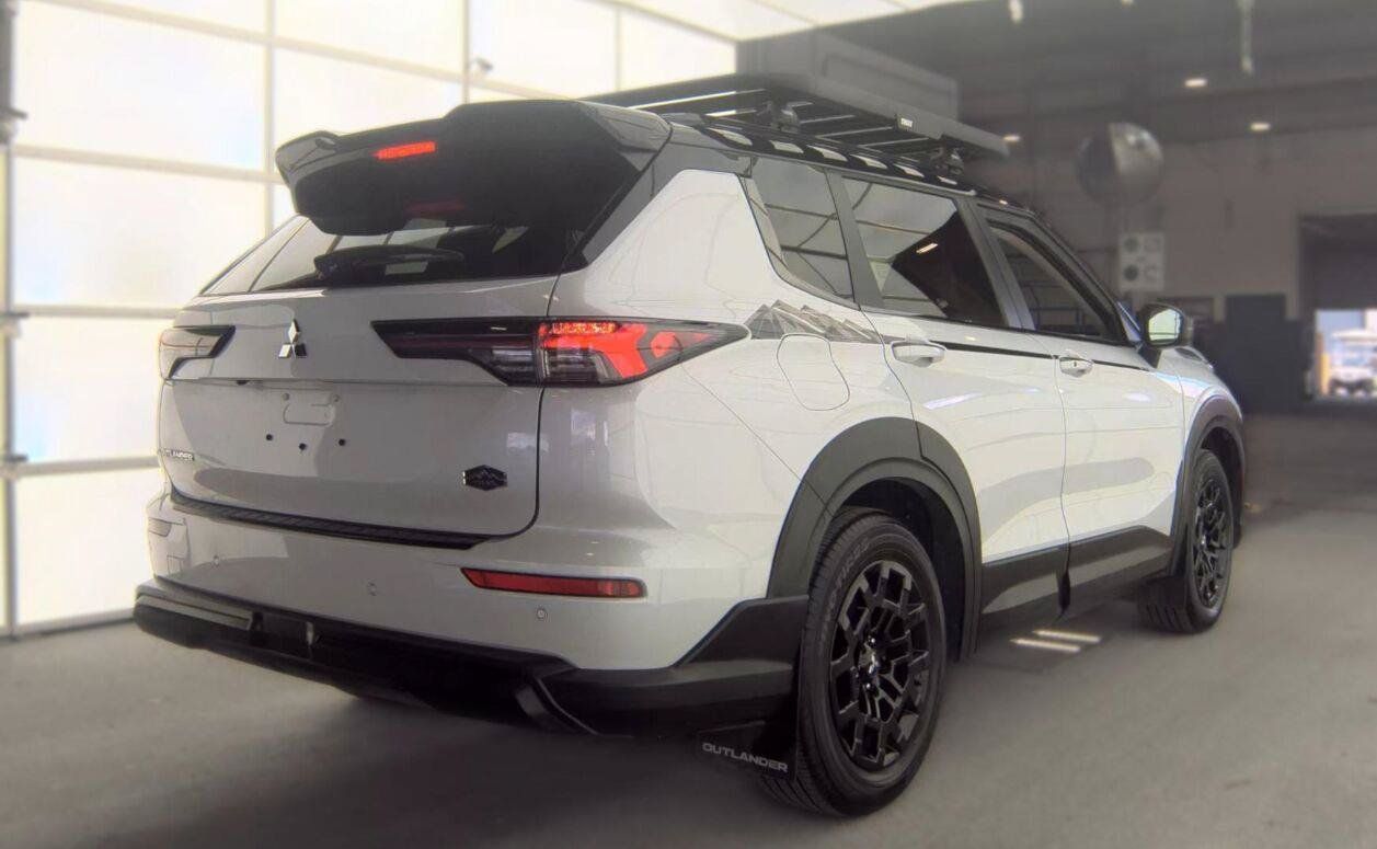 Used 2026 Mitsubishi Outlander LE AWD/4WD image 2