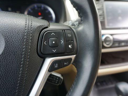 Used 2019 Toyota Highlander XLE FWD image 9