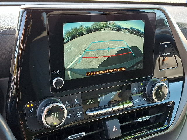 Used 2024 Toyota Highlander XLE AWD/4WD image 16