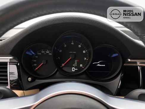 Used 2018 Porsche Macan Sport Edition AWD/4WD image 10