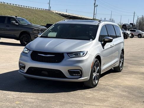 Used 2023 Chrysler Pacifica Pinnacle w/ Trailer Tow Group image 17