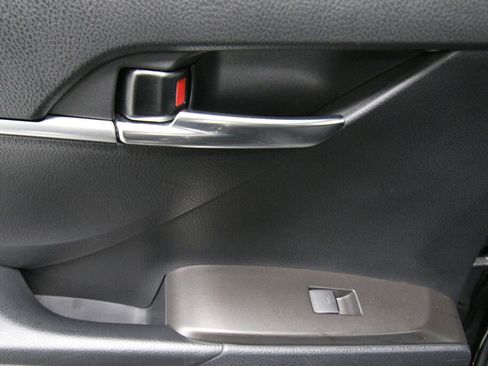 Used 2022 Toyota Camry LE image 19