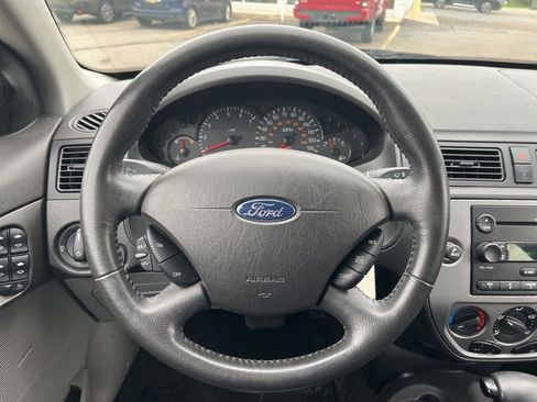 Used 2006 Ford Focus ZX5 Hatchback FWD image 12