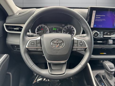 Used 2023 Toyota Highlander XLE AWD/4WD image 13