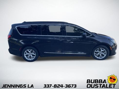 Used 2017 Chrysler Pacifica Touring-L w/ Tire & Wheel Group FWD image 4
