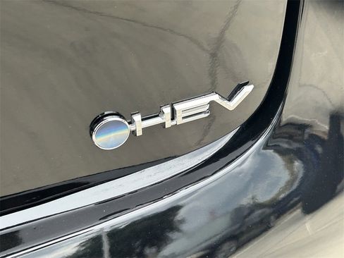 Used 2025 Toyota Prius LE image 10