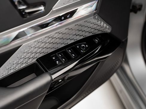 Used 2023 BMW 760i xDrive w/ Executive Package image 57