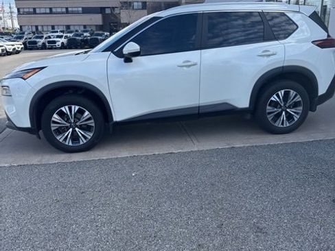 Used 2022 Nissan Rogue SV w/ SV Premium Package image 4