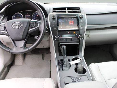 Used 2015 Toyota Camry XLE w/ Moonroof Package image 9