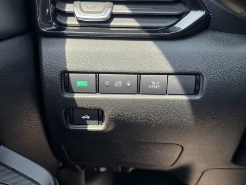Used 2025 Nissan Sentra SV FWD image 31