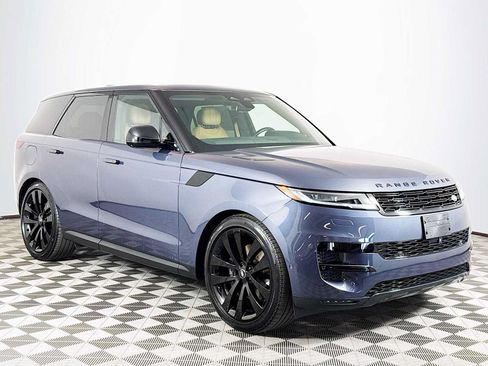 Used 2025 Land Rover Range Rover Sport SE AWD/4WD image 3