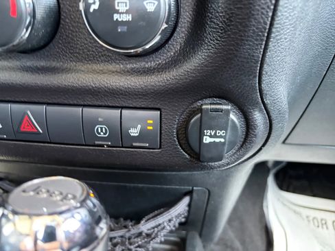 Used 2018 Jeep Wrangler Unlimited Sahara image 21