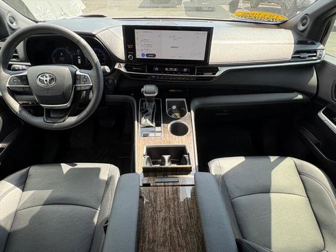 Used 2025 Toyota Sienna Platinum FWD image 11