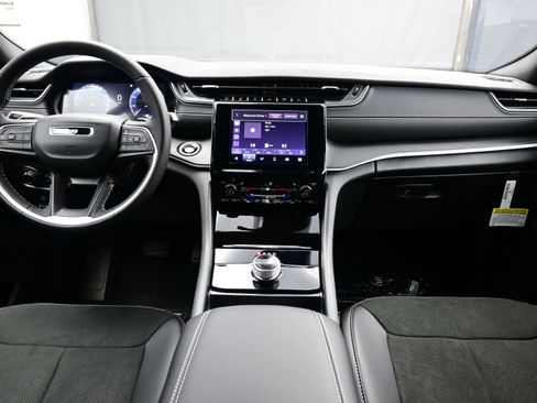 New 2025 Jeep Grand Cherokee Altitude AWD/4WD image 9