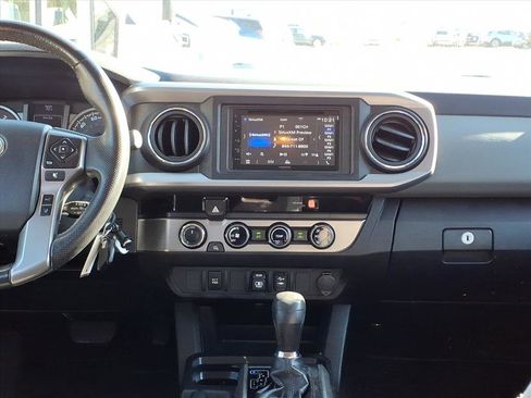 Used 2018 Toyota Tacoma SR image 10