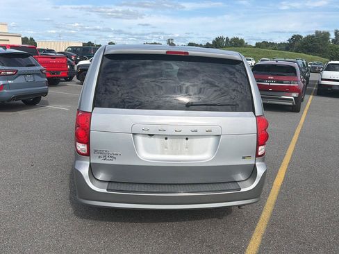 Used 2019 Dodge Grand Caravan SXT w/ Blacktop Package FWD image 4