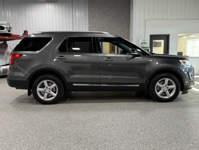 Used 2017 Ford Explorer XLT AWD/4WD image 6