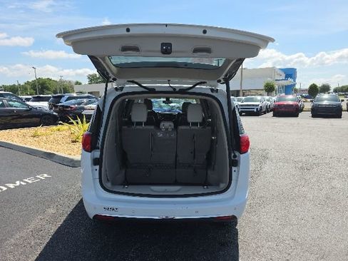 Used 2019 Chrysler Pacifica Touring-L FWD image 22