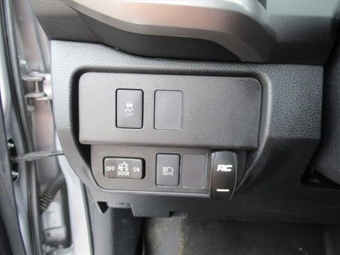 Used 2020 Toyota Tacoma SR5 image 18