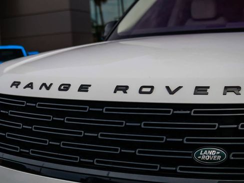 Used 2023 Land Rover Range Rover Long Wheelbase SE image 11