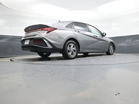 Certified 2025 Hyundai Elantra SE image 29