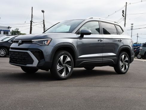 New 2025 Volkswagen Taos SE image 3