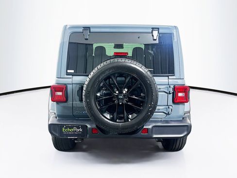 Used 2025 Jeep Wrangler Sahara image 7