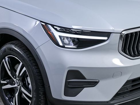 Certified 2025 Volvo XC40 B5 Core image 38