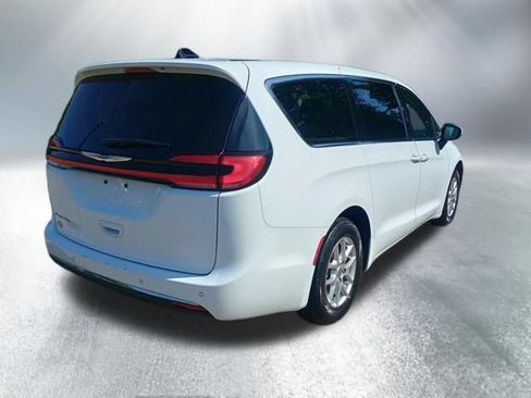 Used 2023 Chrysler Pacifica Touring-L FWD image 5