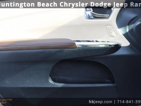 Used 2016 Toyota Avalon XLE Premium image 10