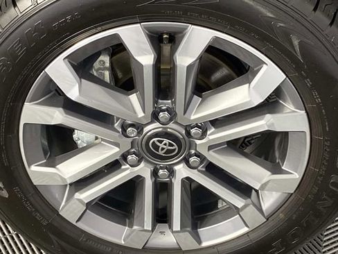 Used 2025 Toyota 4Runner Limited AWD/4WD image 31