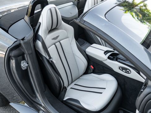 Used 2021 Aston Martin V8 Vantage Roadster image 4