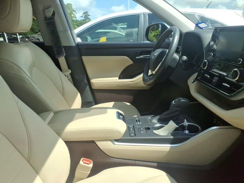 Used 2022 Toyota Highlander XLE FWD image 8