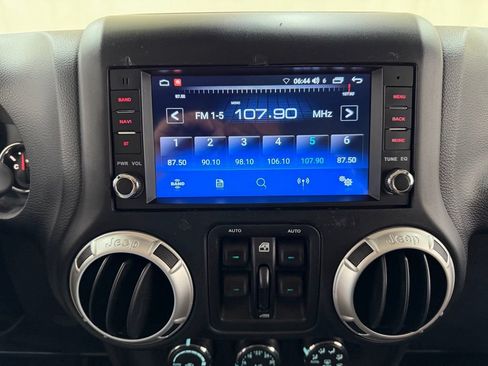 Used 2018 Jeep Wrangler Unlimited Rubicon w/ Dual Top Group AWD/4WD image 24