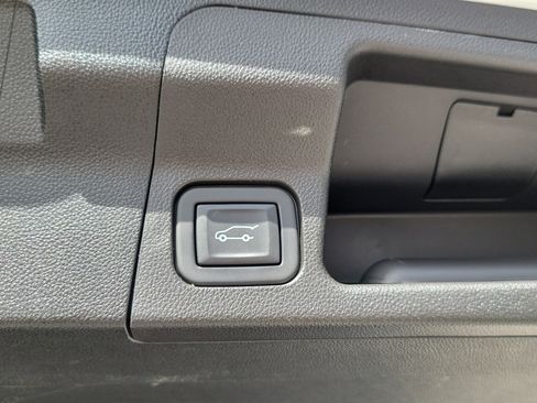 Used 2023 GMC Acadia SLE w/ Driver Convenience Package FWD image 11