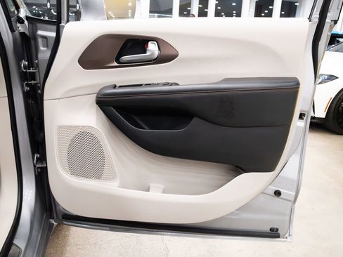 Used 2017 Chrysler Pacifica Touring-L image 20