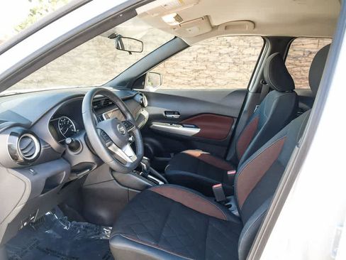 Used 2018 Nissan Kicks SR image 17