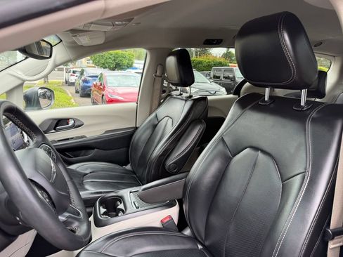 Used 2023 Chrysler Pacifica Touring-L FWD image 15