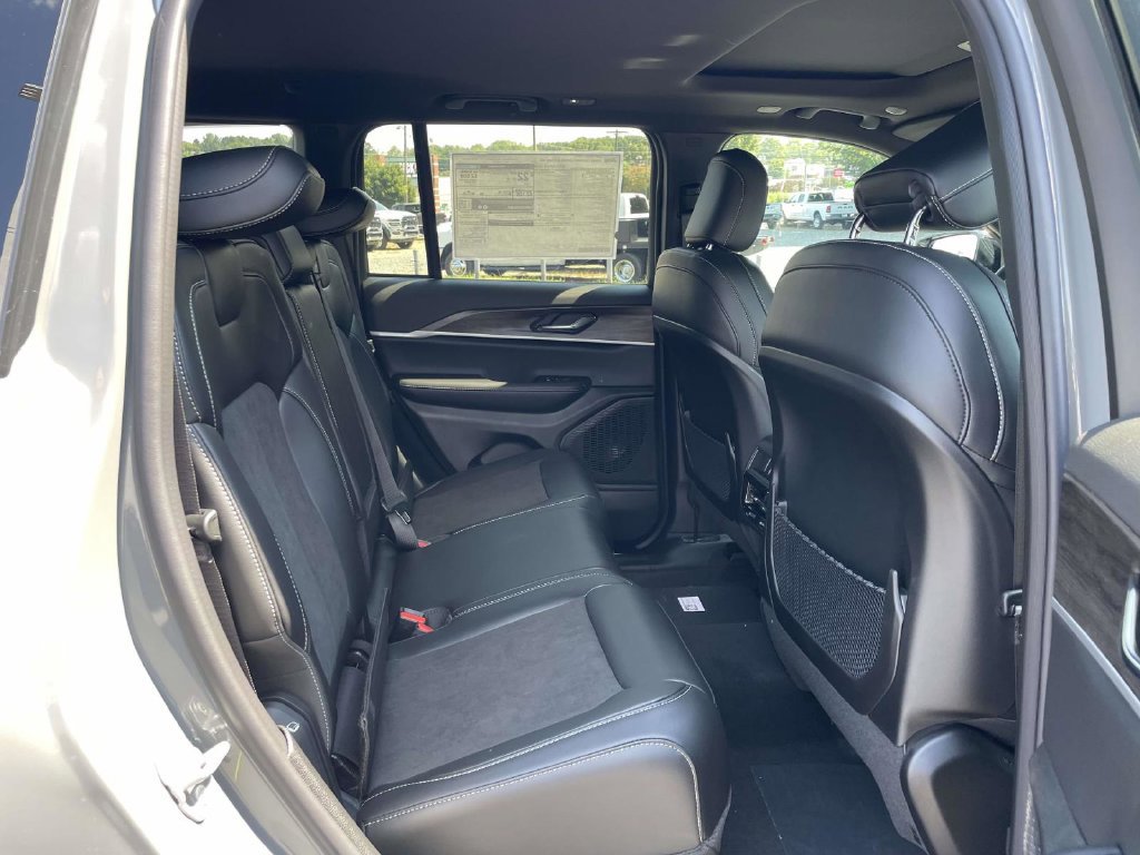 New 2027 Jeep Grand Cherokee 4WD image 17